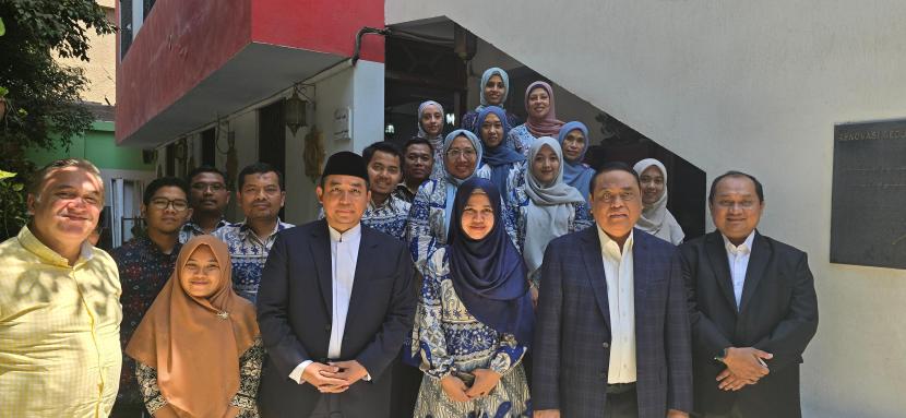 Pimpinan ASFA Foundation Komjen Pol (purn) Syafruddin, Ketua Dewan Pengawas Syariah Lazis ASFA KH Anang Rikza Masyhadi, bersama tokoh lainnya mengunjungi Sekolah Indonesia Cairo.