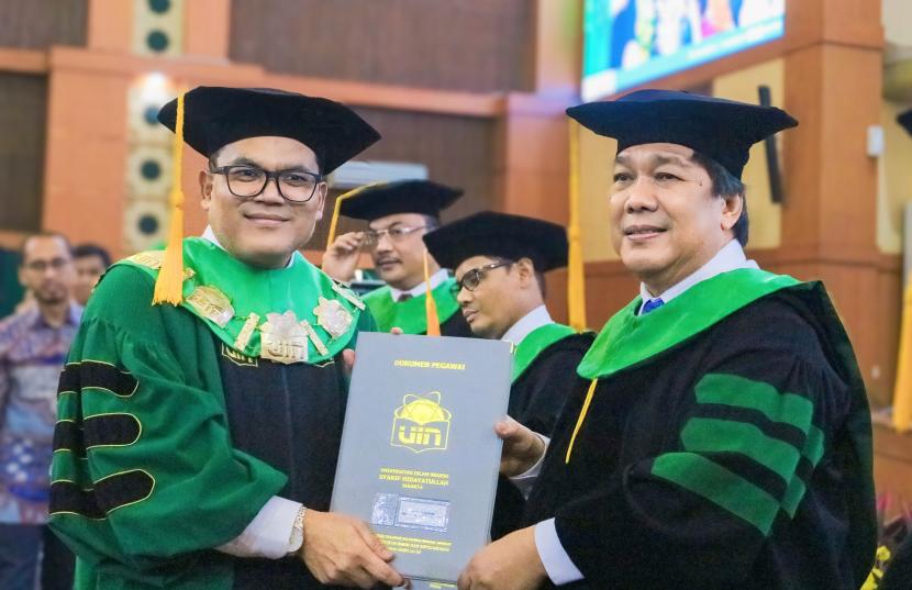 Pimpinan Badan Amil Zakat Nasional (BAZNAS) RI Bidang Teknologi Informasi, Nadratuzzaman Hosen dikukuhkan sebagai Guru Besar Universitas Islam Negeri (UIN) Syarif Hidayatullah Jakarta. 