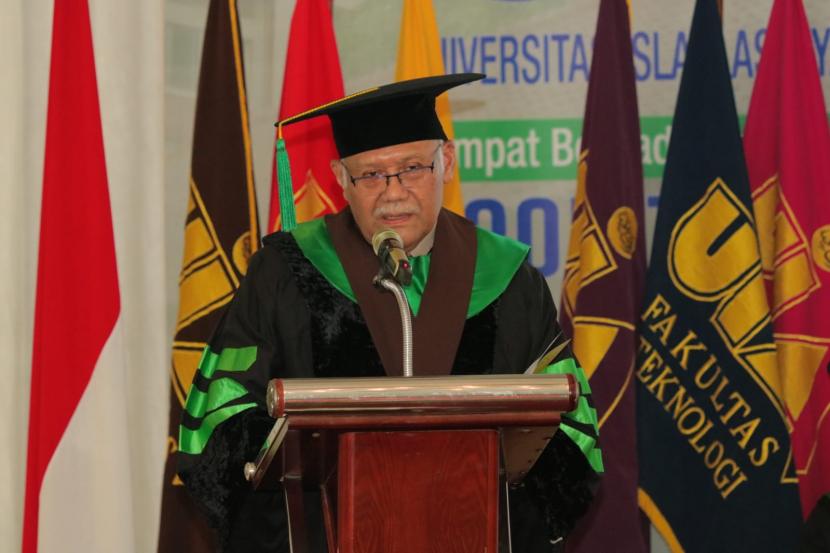 Pimpinan Badan Amil Zakat Nasional (Baznas) RI, Prof (HC) Dr. H. Zainulbahar Noor, SE, M.Ec. dikukuhkan sebagai Guru Besar Kehormatan Universitas Islam As-Syafi’iyah. 