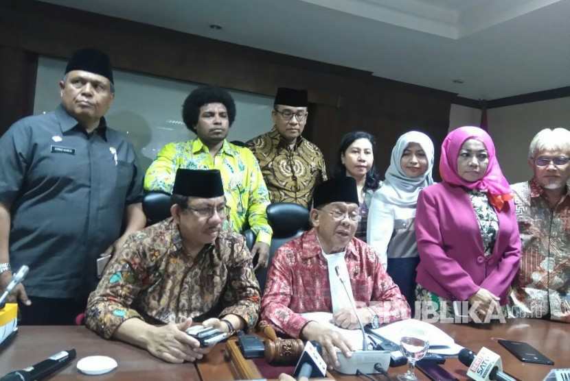 Pimpinan Badan Kehormatan DPD beserta para anggota DPR memutuskan untuk memberhentikan Irman Gusman sebagai Ketua DPD RI, Senin (19/9).