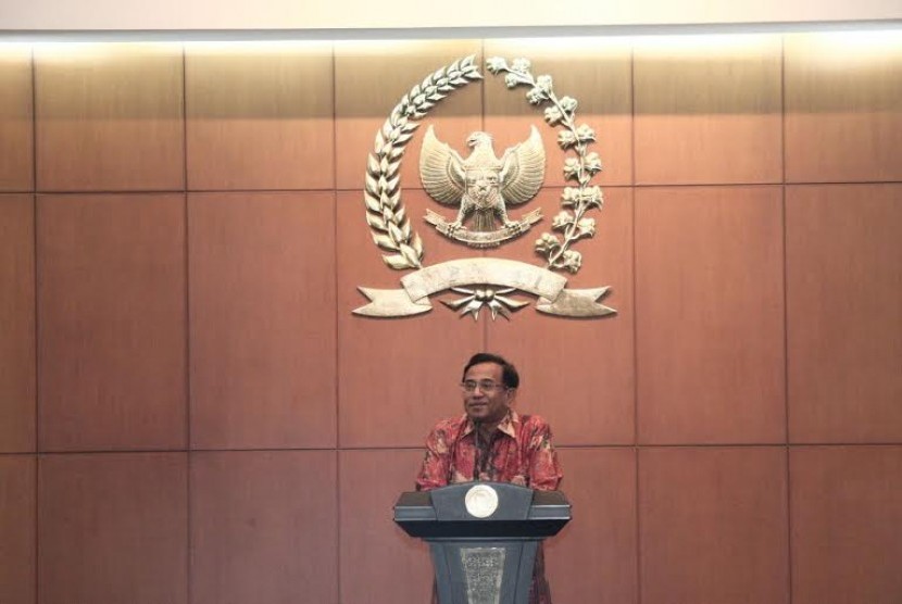 Pimpinan Badan Pengkajian MPR RI Martin Hutabarat, saat membuka Focus Group Discussion (FGD) kerjasama MPR dengan Lembaga Ketahanan  Nasional (Lemhanas), di Kompleks Parlemen Senayan, Jakarta, Senin (28/9).