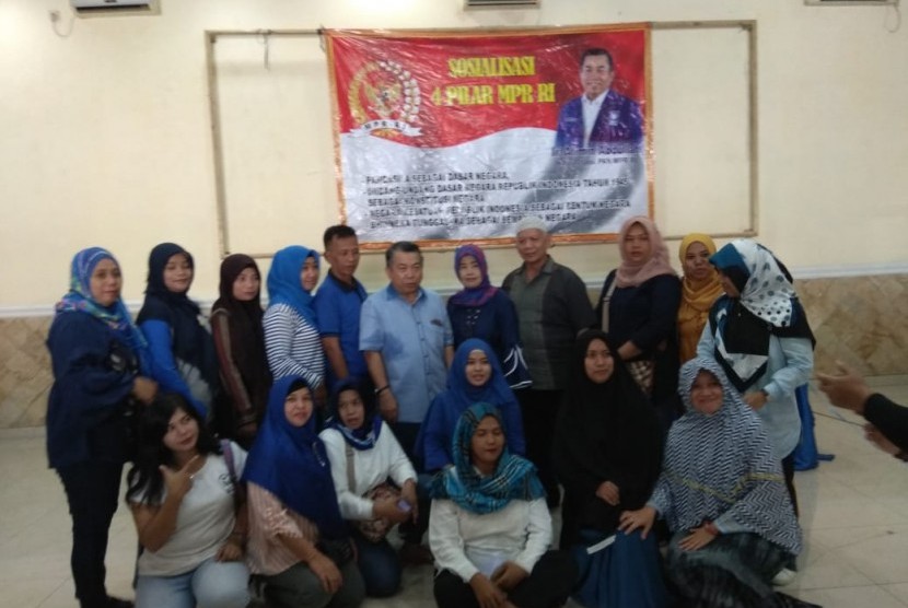 Pimpinan Badan Sosialisasi MPR RI, Ir Alimin Abdullah (tengah berdiri), dalam kegiatan Sosialisasi 4 Pilar MPR RI kepada masyarakat Jakarta Selatan, Ahad (31/3) lalu.