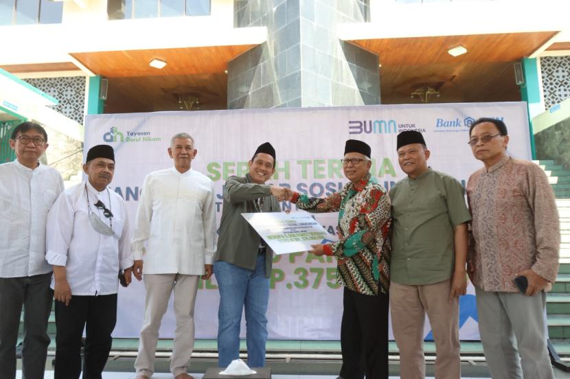 Pimpinan Bank BTN KC Bandung Carly Tambunan menyerahkan CSR Bank BTN di Kawasan Pendidikan Darul Hikam, Kota Bandung, Jumat (22/9/2023).
