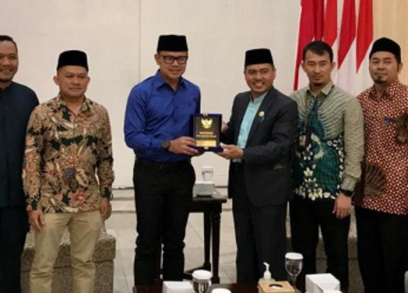 Pimpinan Baznas Bidang Koordinasi Zakat Nasional KH Achmad Sudrajat bertemu Wali Kota Bogor Bima Arya Sugiarto di Balai Kota Bogor, Kamis (28/7/2022).