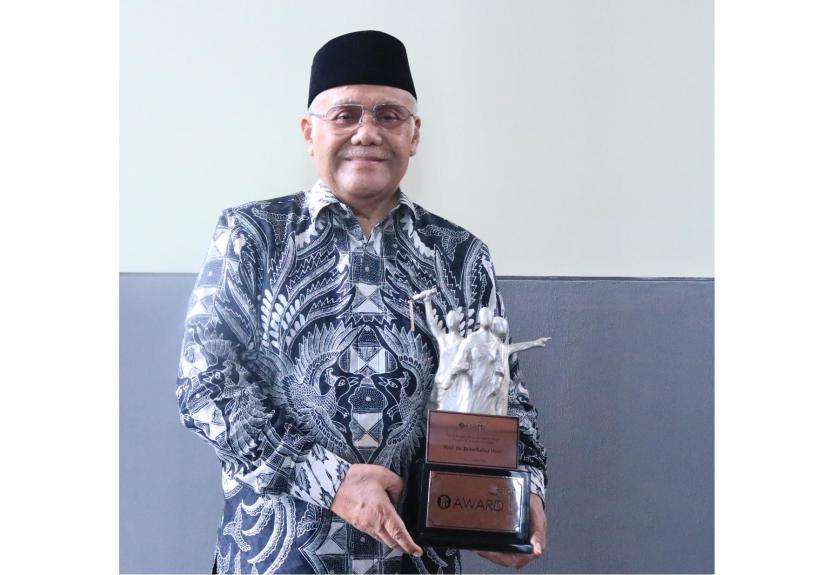 Pimpinan Baznas RI Zainulbahar Noor menerima Bank Indonesia Award.
