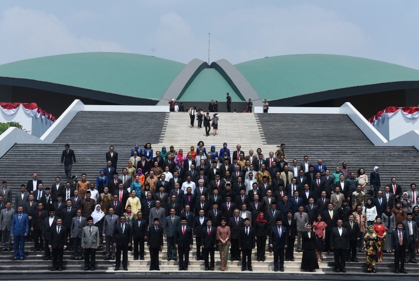 Pimpinan bersama anggota DPR berfoto bersama seusai mengikuti rapat paripuna di Gedung Nusantara, Kompleks Parlemen, Senayan, Jakarta, Jumat (28/8).