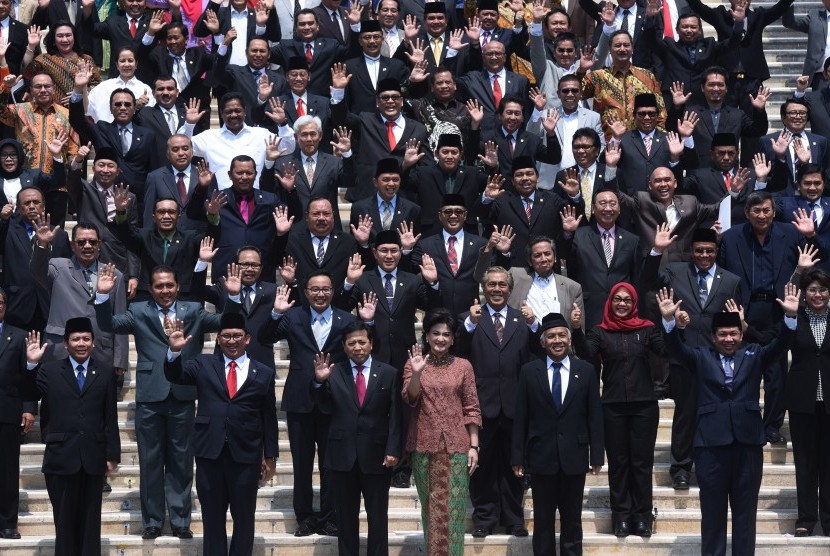 Pimpinan bersama anggota DPR berfoto bersama seusai mengikuti rapat paripuna di Gedung Nusantara, Kompleks Parlemen, Senayan, Jakarta, Jumat (28/8). 