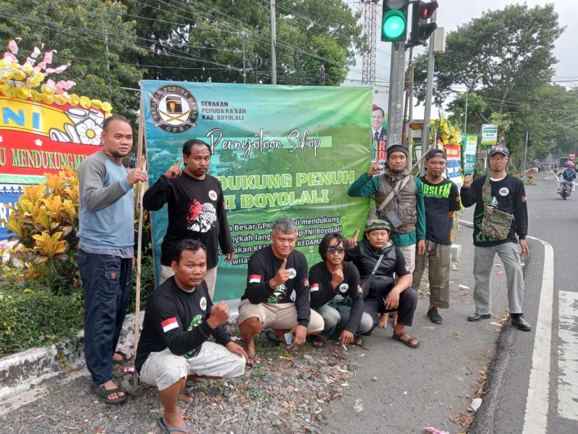 Pimpinan Cabang Gerakan Pemuda Kabah (GPK) Kabupaten Boyolali memasang baliho dukungan di depan Markas Yonif Raider 408 di Boyolali, Jawa Tengah.