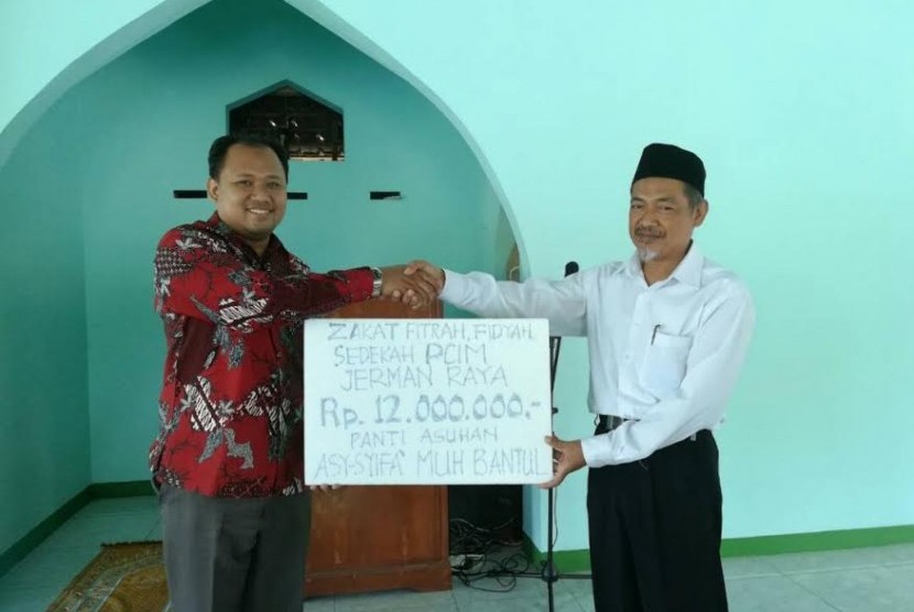 Pimpinan Cabang Istimewa Muhammadiyah (PCIM) Jerman Raya menyerahkan zakat fitrah, fidyah dan zakat maal ke Panti Asuhan Asy-Syifa Muhammadiyah. 