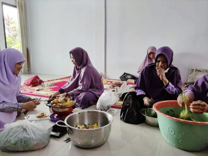 Pimpinan Cabang (PC) Persaudaraan Muslimah (Salimah) Kecamatan Bojonggede, Kabupaten Bogor, membuat eco enzyme lewat pelatihan yang diadakan di beberapa tempat.