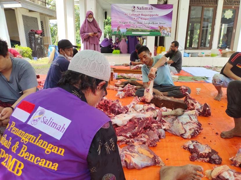 Pimpinan Cabang Persaudaraan Muslimah (PC Salimah) Bojonggede, Kabupaten Bogor,  melaksanakan kurban 3 ekor sapi dan 2 ekor kambing, pada hari Senin (11/7/2022)
