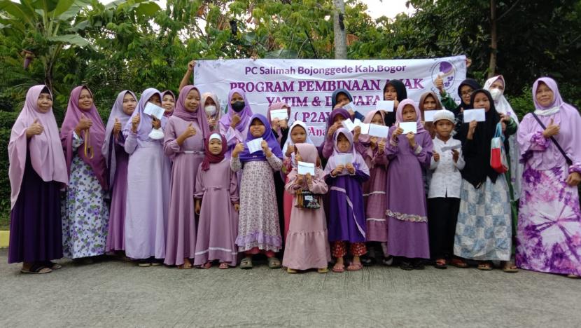 Pimpinan Cabang Persaudaraan Muslimah (PC Salimah) Bojonggede, Kabupaten Bogor, kembali menggelar santunan yatim dan dhuafa pada Sabtu sore (24/9/2022).