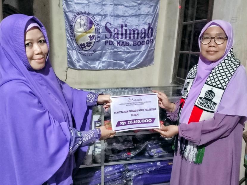 Pimpinan Cabang Persaudaraan Muslimah (PC Salimah) Bojonggede, Kabupaten Bogor menyerahkan bantuan kemanusiaan untuk Palestina
