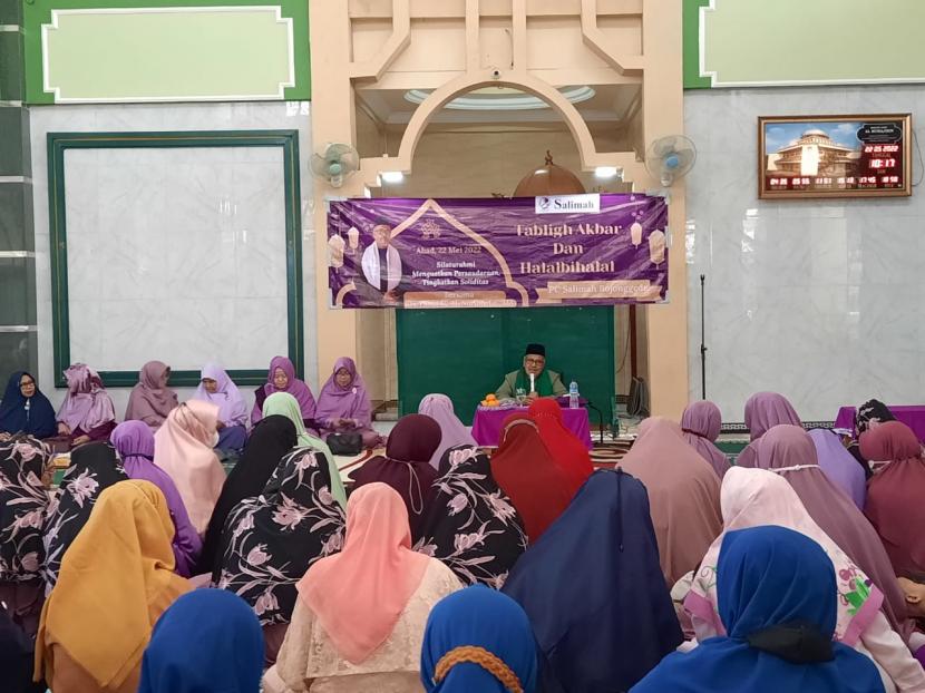  Pimpinan Cabang Persaudaraan Muslimah (PC Salimah) Bojonggede, kabupaten Bogor, menggelar kegiatan Tabligh Akbar sekaligus Halalbihalal yang bertempat di Masjid Al Muhajirin, perumahan Gaperi 1, Bojonggede pada Ahad (22/5/2022).