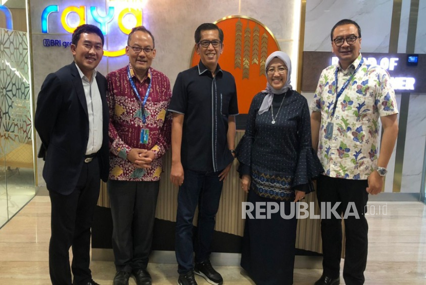 Pimpinan Cyber University melakukan kunjungan kehormatan ke Bank Raya Indonesia untuk memperkuat kemitraan strategis.