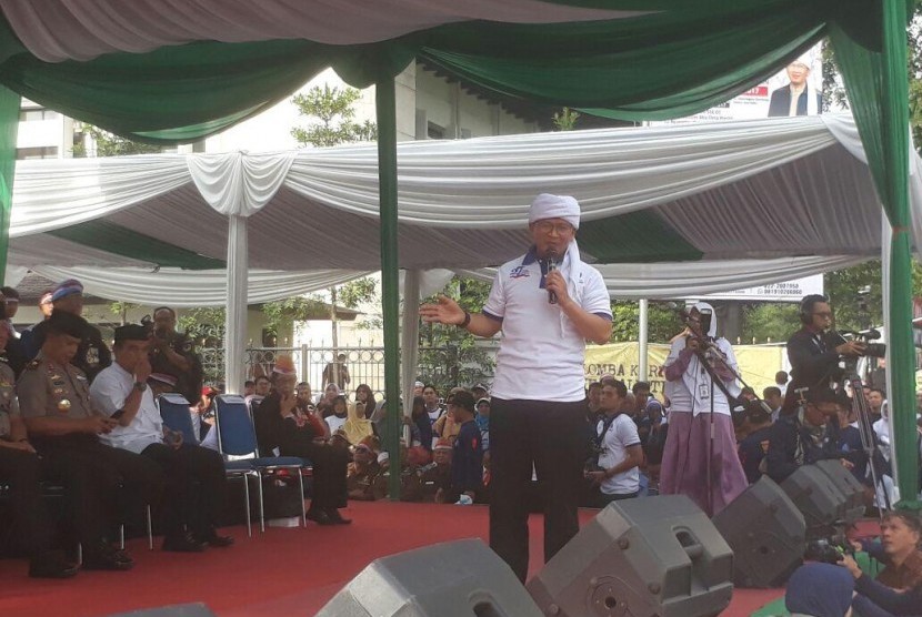 Pimpinan Daarut Tauhid Aa Gym dalam acara puncak ulang tahun (milad) ke-27 Daarut Tauhid, Bandung, Sabtu (18/11).