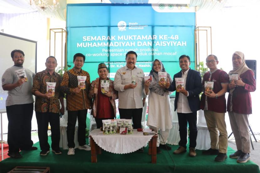Pimpinan Daerah Kabupaten Banjarnegara bersama dengan rombongan Universitas Muhammadiyah Purwokerto di Rumah Mocaf Banjarnegara, Senin (3/10/22). 