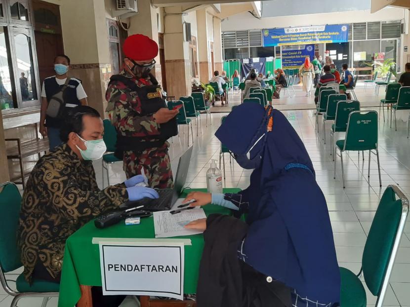 Pimpinan Daerah Muhammadiyah (PDM) Kota Solo bersama Dinas Kesehatan Kota (DKK) Solo menyelenggarakan pelaksanaan vaksinasi Covid-19 untuk warga ber-KTP Solo usia 18 tahun ke atas, Jumat-Sabtu (16-17/7). 
