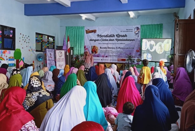 Pimpinan Daerah (PD) Persaudaraan Muslimah (Salimah) Kabupaten Kudus menggelar acara Humanity Parenting, Mendidik Anak dengan Cinta dan Keteladanan di Kudus, Ahad (22/09).