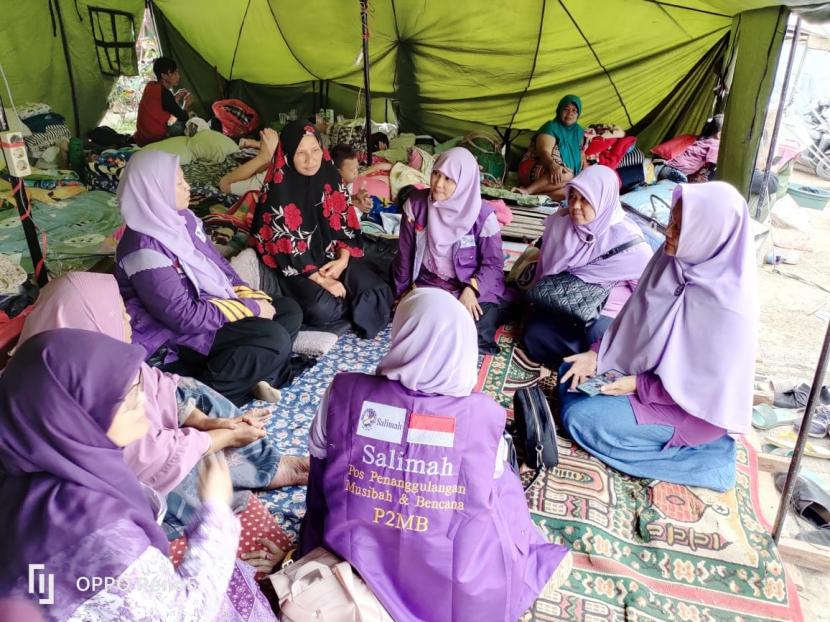 Pimpinan Daerah Persaudaraan Muslimah (PD Salimah) Kabupaten Bogor berikan bantuan kepada warga terdampak gempa di jalan Limbangansari, Kampung Tipar Kaler, RT.02/RW.05, Desa Limbangansari, Kecamatan Cianjur, Kabupaten Cianjur.