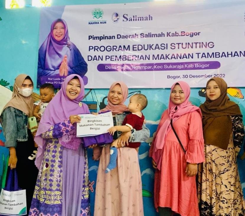 Pimpinan Daerah Persaudaraan Muslimah (PD Salimah) Kabupaten Bogor menjalankan program edukasi stunting dan pemberian makanan tambahan untuk masyarakat pada hari Jumat (30/12/22).