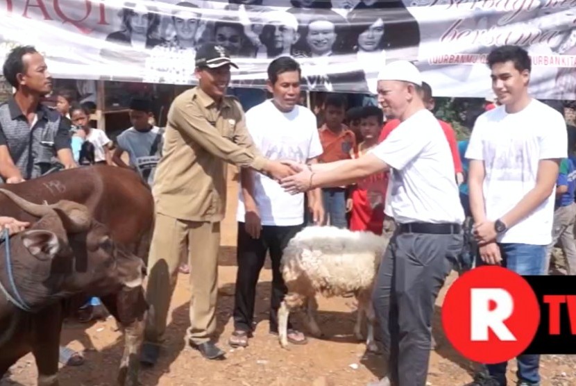 iHAQI Creative Propagation Institute Chief, Ustaz (The cleric) Erick Yusuf handed over a sacrificial animal in Lebak, Banten.