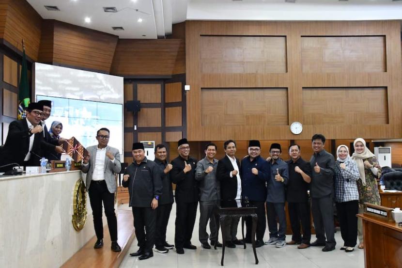 Pimpinan dan Anggota DPRD Jawa Barat (Jabar) berfoto bersama Gubernur Jabar Ridwan Kamil saat agenda Rapat Paripurna DPRD Jabar di Bandung, Jabar, Senin (15/5/2023).