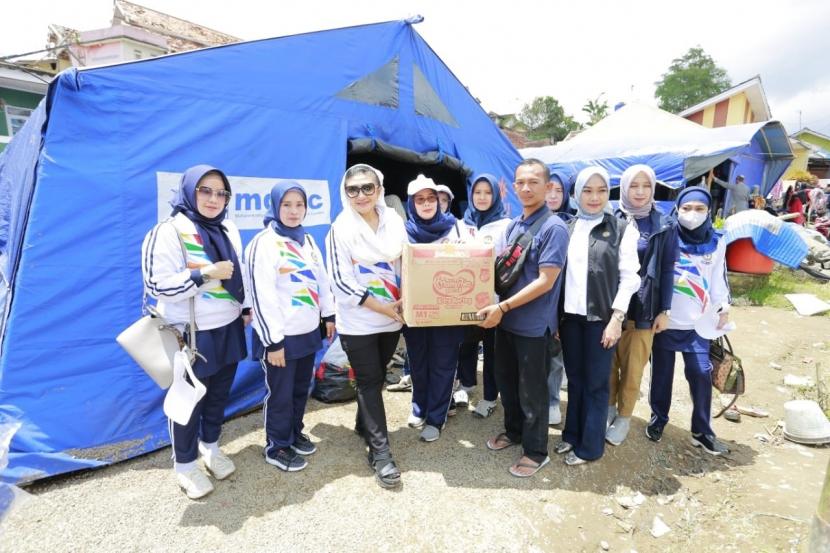 Pimpinan dan Anggota IKIAD Provinsi Jawa Barat saat meninjau dan menyalurkan bantuan kepada masyarakat terdampak bencana gempa bumi di Kabupaten Cianjur, Senin (28/11/2022). 