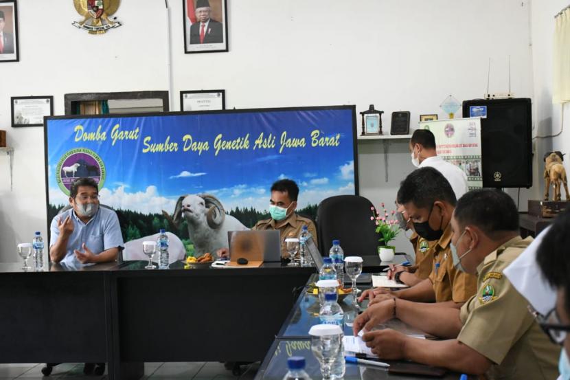Pimpinan dan Anggota Komisi II DPRD Provinsi Jawa Barat melaksanakan Kunjungan Kerja ke Dinas Pertahanan Pangan dan Peternakan Balai Pengembangan Perbibitan Ternak Domba dan Kambing Margawati di Desa Margawati Kabupaten Garut. Dalam rangka Evaluasi Program dan Kegiatan APBD Tahun 2021 dan Rencana  APBD Tahun Anggaran 2022.