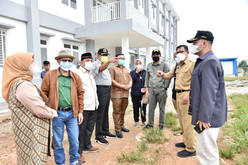 Pimpinan dan Anggota Komisi IV DPRD Jabar Meninjau langsung Apartemen Transit di Desa cilandak, Kabupaten Purwakarta .
