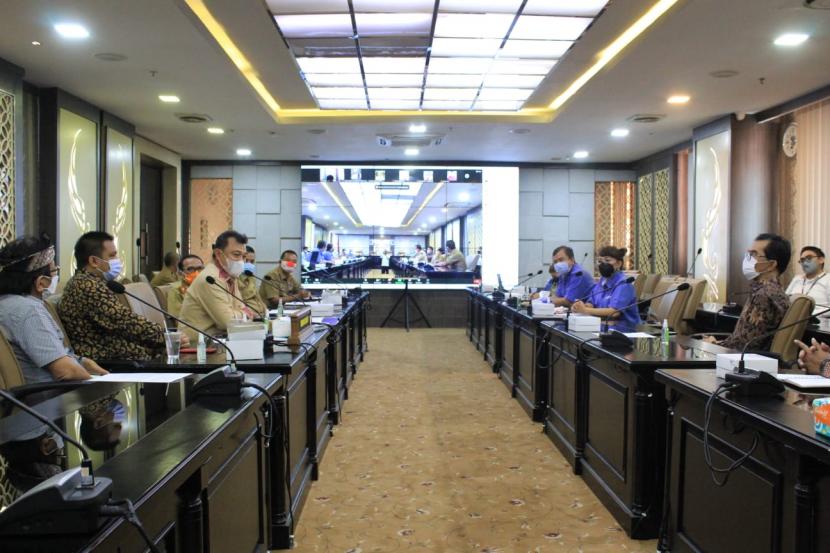 Pimpinan dan Anggota Komisi V DPRD Provinsi Jawa Barat menerima audiensi dari Vox Point