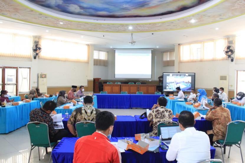 Pimpinan dan Anggota Komisi V DPRD Provinsi Jawa Barat melaksanakan rapat kerja dalam rangka Pembahasan Rancangan Kebijakan Umum (RKU) dan Rancangan Prioritas Plafon Anggaran Sementara (RPPAS) Perubahan Tahun Anggaran 2021 bersama mitra kerja komisi