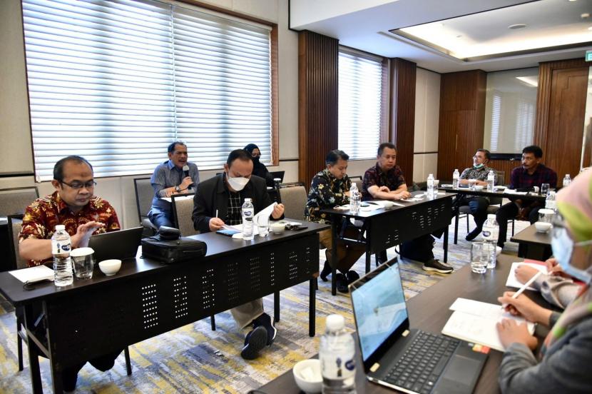 Pimpinan dan Anggota Pansus VII DPRD Provinsi Jawa Barat Melakukan Rapat Kerja Dengan Dinas Kesehatan dan Biro Hukum Provinsi Jawa Barat Terkait Dengan Raperda Pengelolaan Tenaga Kesehatan Di Provinsi Jawa Barat.