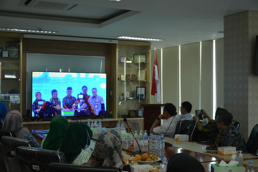  Pimpinan dan Pegawai BPJS Kesehatan Cabang Soreang mengikuti Pertemuan Nasional Fasilitas Kesehatan BPJS Kesehatan yang berlangsung di Jakarta, secara hybrid dari Kantor BPJS Kesehatan Cabang Soreang, Kabupaten Bandung, Senin (2/10/2023).