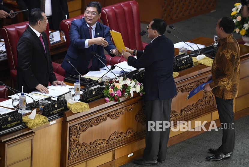 Pimpinan Dewan Perwakilan Rakyat (DPR), Utut Adiyanto (kedua kiri) dan Bambang Soesatyo (kiri) menerima tanggapan tertulis dari fraksi-fraksi DPR saat Rapat Paripurna Masa Persidangan I Tahun Sidang 2019-2020 di Kompleks Parlemen Senayan, Jakarta, Kamis (5/9/2019). 