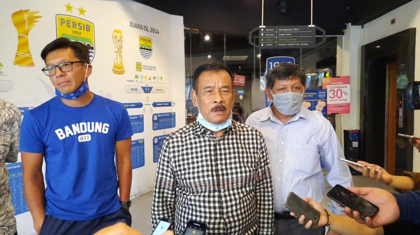 Pimpinan direksi PT Persib Bandung Bermartabat memberikan keterangan pers soal negosiasi kontrak tim di Graha Persib, Jalan Sulanjana, Kota Bandung, Selasa (7/7). 