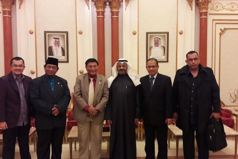 Pimpinan DPD RI Farouk Muhammad melakukan kunjungan kerja ke Negara Kuwait bersama Anggota DPD RI Saleh Muhammad Al Djufri dari Sulawesi Tengah, Hendri Zainuddin dari Sumatera Selatan dan Muhammad Idris dari Kalimantan Timur.