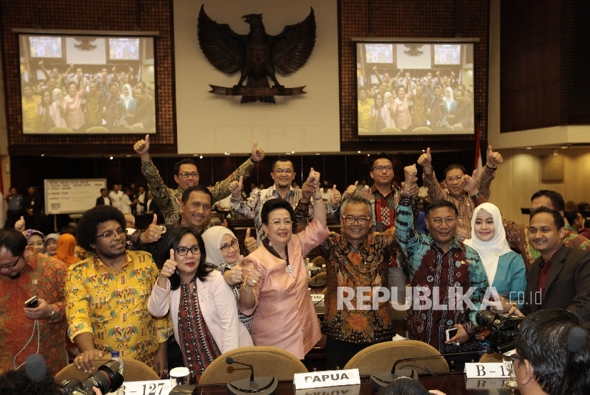 Pimpinan DPD RI terpilih  berfoto usai rapat Paripurna Luar Biasa DPD, Nusantara V Gedung Parlemen, Senayan, Jakarta, Selasa (11/10). 
