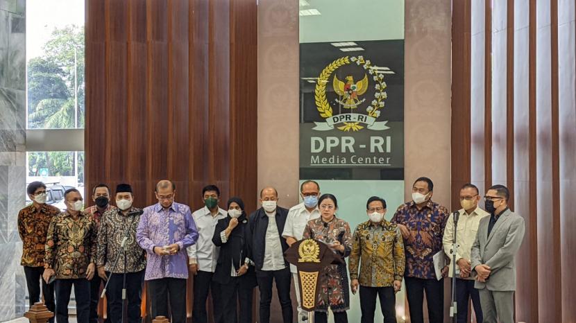 Pimpinan DPR dan Komisi Pemilihan Umum (KPU) usai menggelar audiensi pelaksanaan dan tahapan Pemilu 2024 di Gedung Nusantara III, Kompleks Parlemen, Jakarta, Senin (6/6).