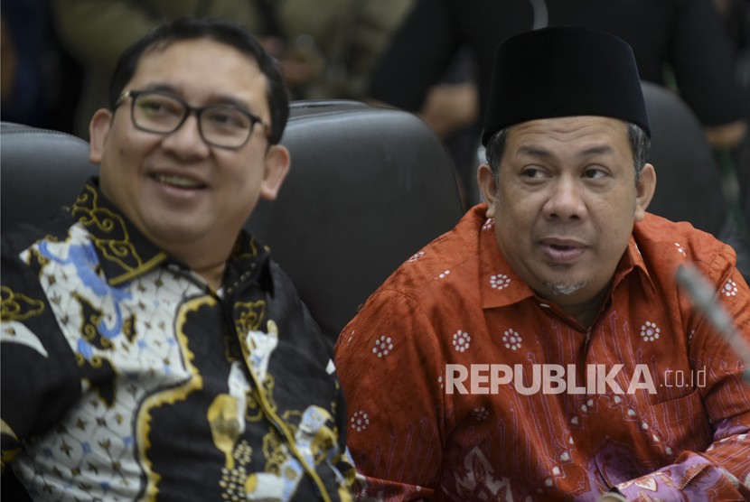 Pimpinan DPR Fadli Zon (kiri) dan Fahri Hamzah memimpin rapat konsultasi dengan pemerintah di Kompleks Parlemen, Senayan, Jakarta, Kamis (1/2). 