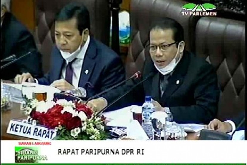 Pimpinan DPR mengenakan masker saat Sidang Paripurna DPR ke-9 di Senaya, Jumat (30/10).