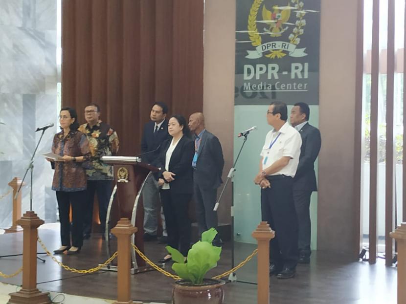 Pimpinan DPR menggelar konferensi pers usai menerima Menteri Keuangan Sri Mulyani dan Menteri Hukum dan HAM Yasonna H Laoly di Kompleks Parlemen, Senayan, Jakarta, Kamis (2/4). 