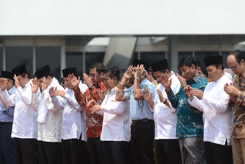   Pimpinan DPR mengikuti Shalat Istisqa yang digelar di Lapangan bola Kompleks Parlemen, Jakarta, Jumat (30/10).(Republika/Raisan Al Farisi)