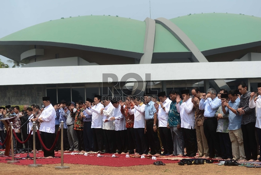   Pimpinan DPR mengikuti Shalat Istisqa yang digelar di Lapangan bola Kompleks Parlemen, Jakarta, Jumat (30/10).(Republika/Raisan Al Farisi)