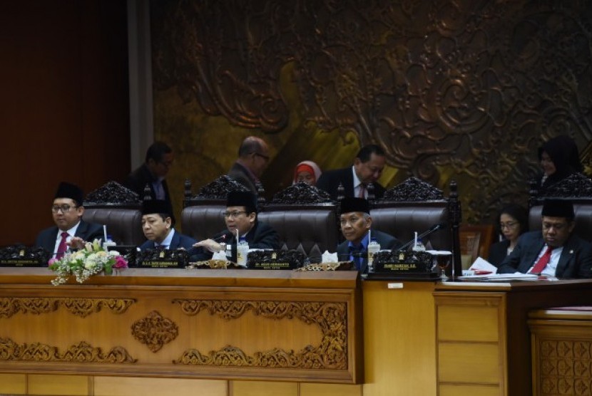 Pimpinan DPR menutup Masa Sidang I TS 2017– 2018 di Gedung DPR, Senayan, Rabu (25/10).