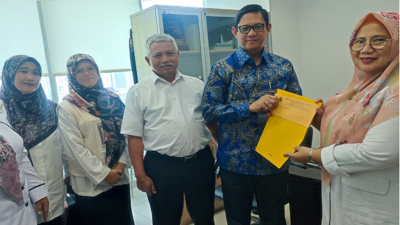 Pimpinan DPRD Jawa Barat MQ Iswara menyerahkan dokumen berisikan komitmen mengevaluasi tunjangan rumah DPRD Jawa Barat kepada pejabat Kementerian Dalam Negeri.