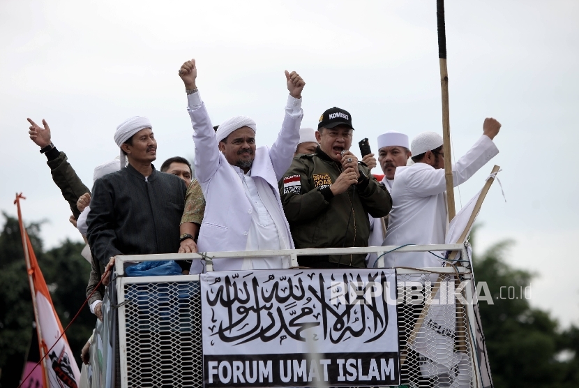 Pimpinan FPI Muhammad Rizieq Syihab bersama Ketua Komisi III DPR Bambang Soesatyo berorasi saat berlangsungnya aksi oleh Forum Umat Islam (FUI) di depan Kompleks Parlemen, Senayan, Jakarta, Selasa (21/2). 