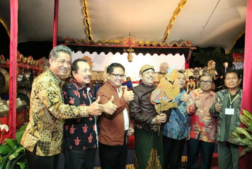 Pimpinan Fraksi Golkar MPR RI Mujib Rohmat  saat membuka pagelaran wayang kulit dengan lakon 'Semar Mbangun Khayangan', di desa Nongkosawit, Gunungjati, Semarang, Jawa Tengah, Sabtu (24/9).