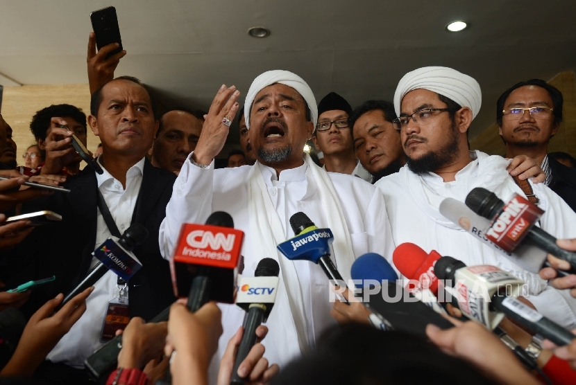 Pimpinan Front Pembela Islam (FPI) Rizieq Shihab dimintai keterangan oleh awak media seusai menjadi saksi ahli dalam sidang dugaan kasus penistaan agama dengan terdakwa Gubernur DKI Jakarta Basuki Tjahaja Purnama yang diselenggarakan oleh Pengadilan Negeri