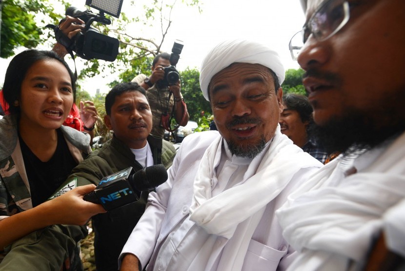 Pimpinan Front Pembela Islam (FPI) Rizieq Shihab usai sidang penodaan agama yang menjerat Basuki Tjahaja Purnama (Ahok) beberapa waktu lalu. 